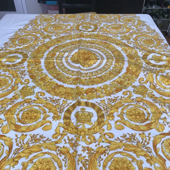 Versace Table Linen - Picture 4 of 8